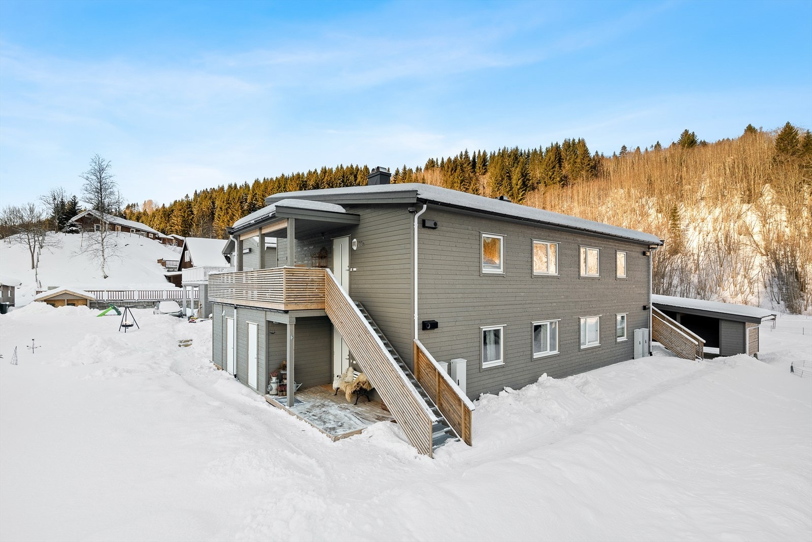 Eiendommen ligger naturskjønt og barnevennlig til, med kort vei til lekeplass, busstopp, skole, barnehage og fine turområder Galleribilde