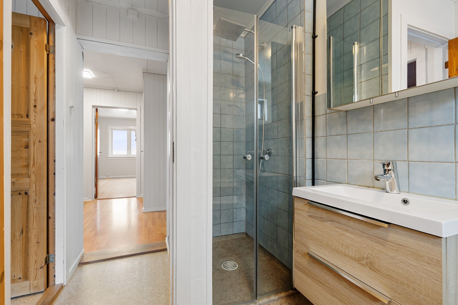 På badet er det også dusjhjørne med regnfallsdusj og glassvegger. Galleribilde