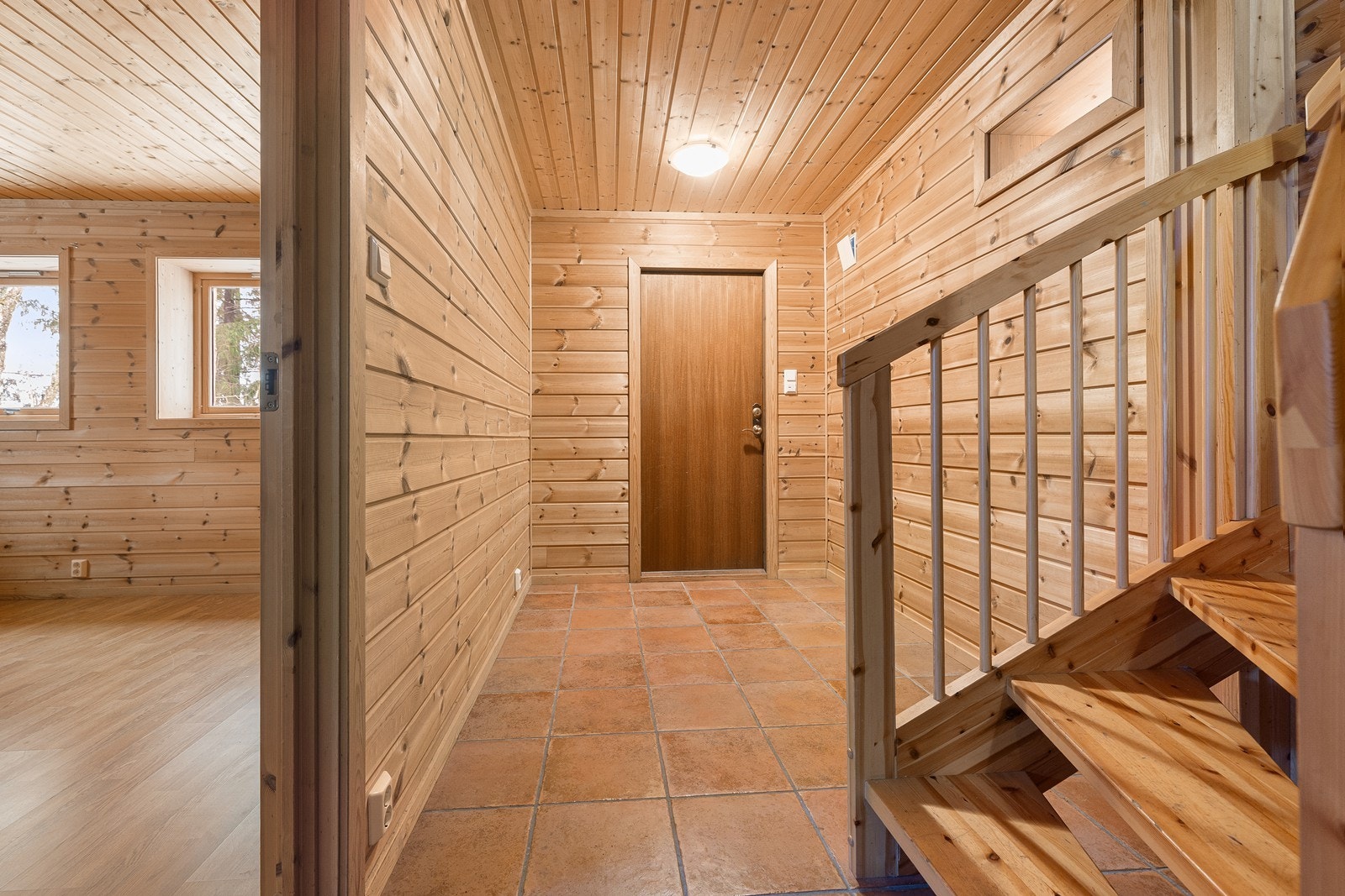 Trappegang med egen adkomstdør til kjelleretasjen. Galleribilde