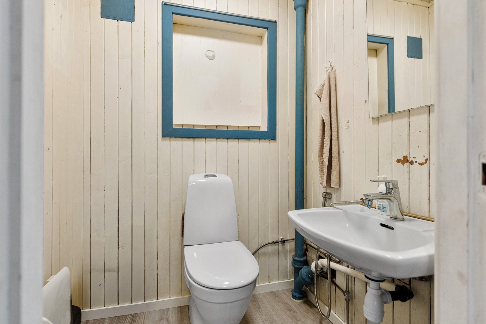 Toalettrom i utleiedelen er innredet med wc og servant. Galleribilde