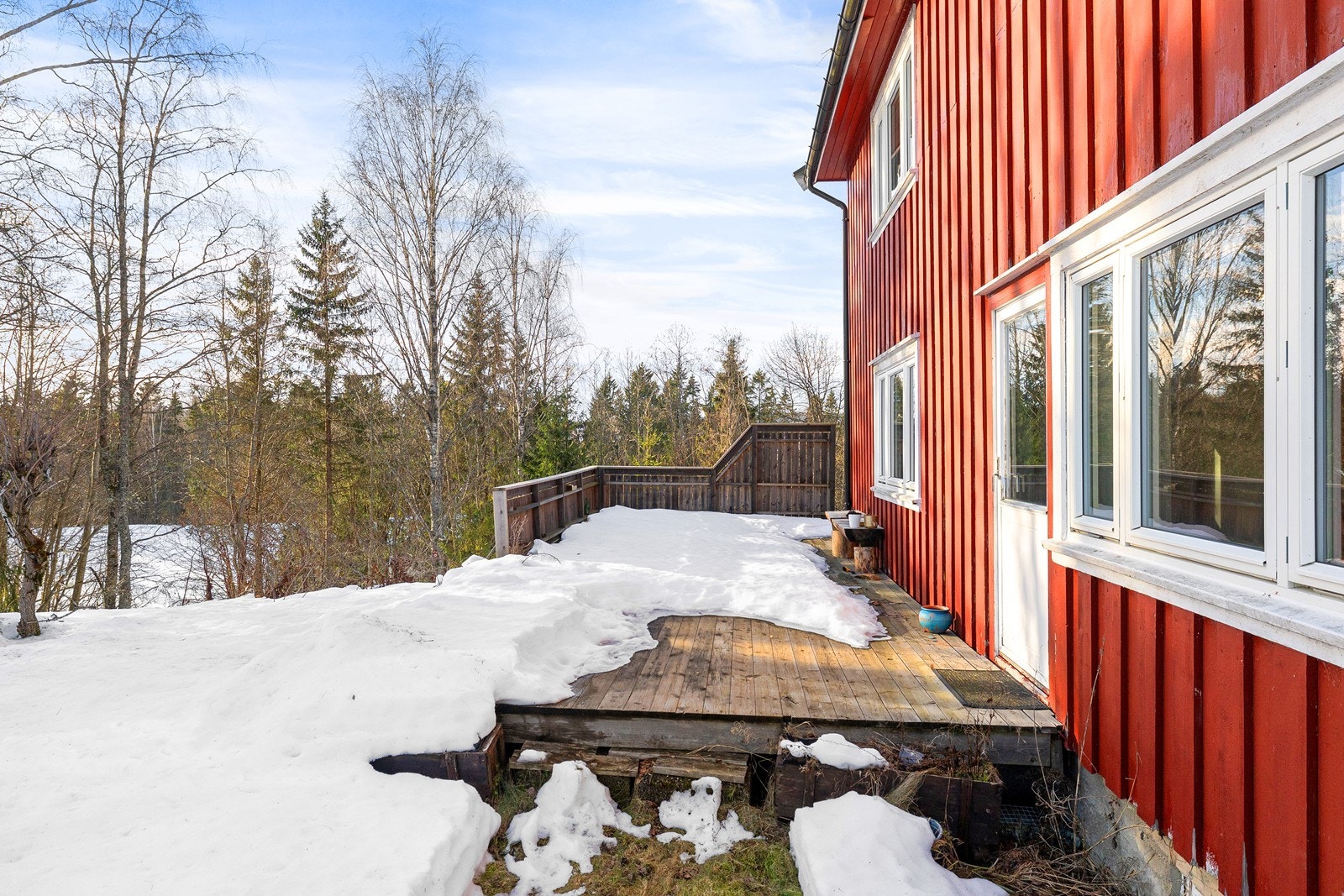 Fra stue i 1. etasje er det utgang til en romslig terrasse med direkte ankomst til hage. Galleribilde
