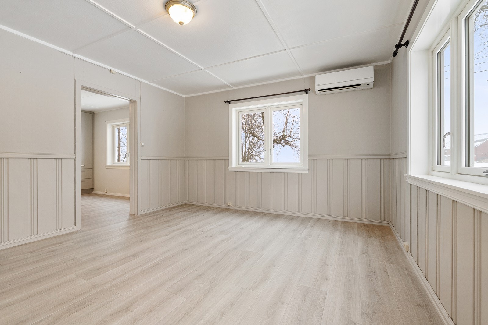 Videre kommer man til spisestuen som ligger praktisk til utenfor kjøkkenet. Galleribilde