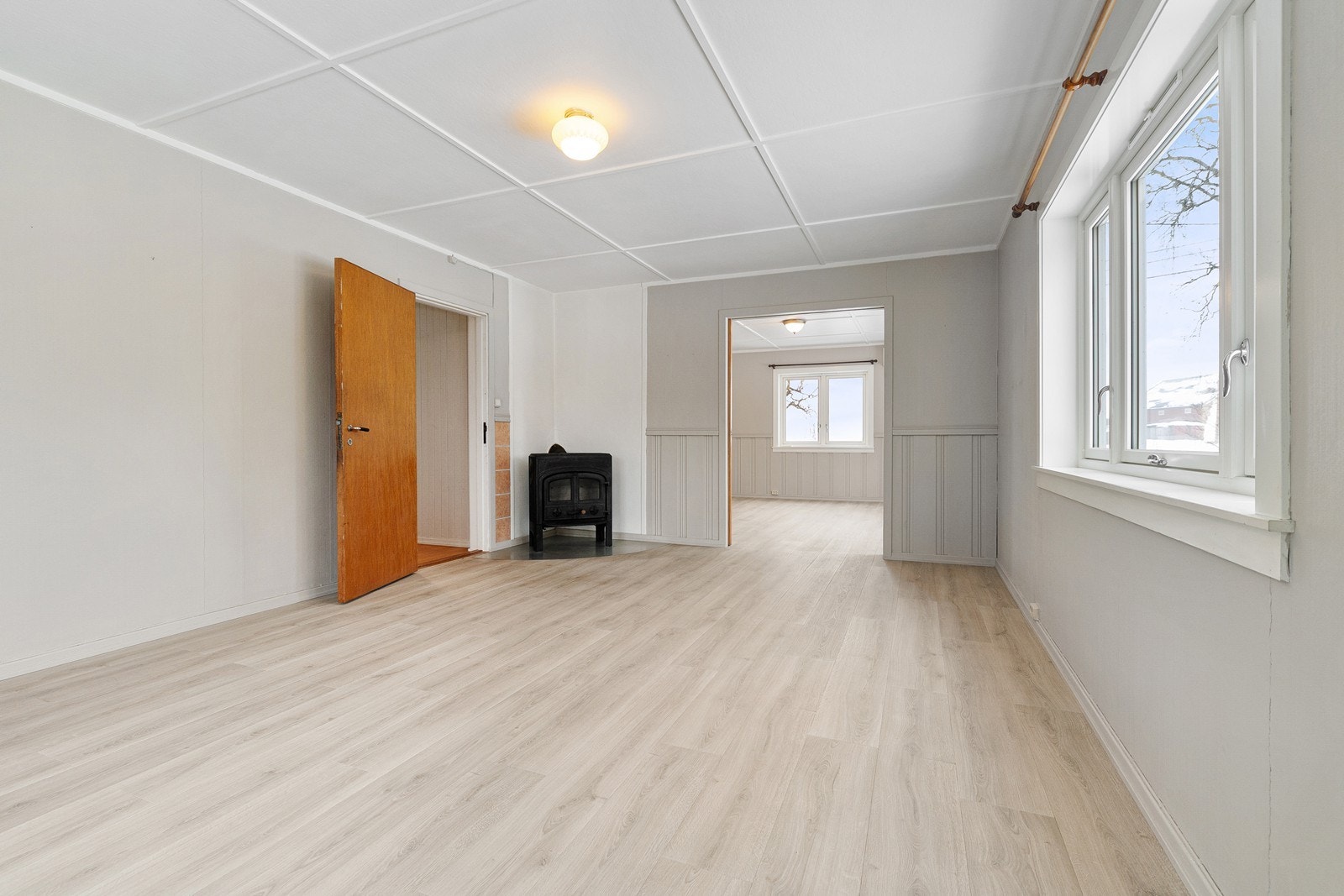 I stuen er det vedovn med vedfyring og for øvrig godt med plass til møblement. Galleribilde