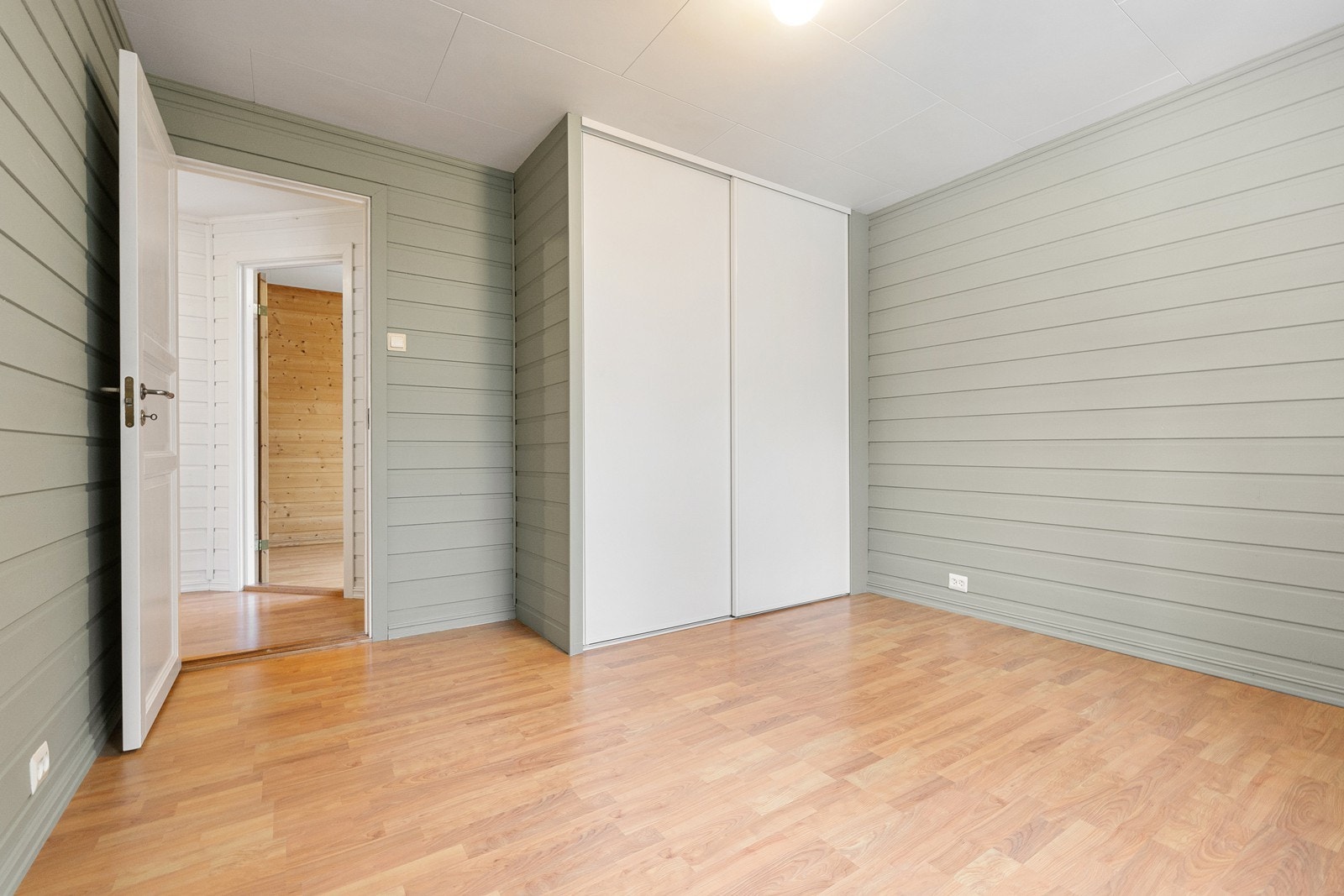 I soverommet er det tilhørende integrert garderobeskap med skyvedører. Galleribilde