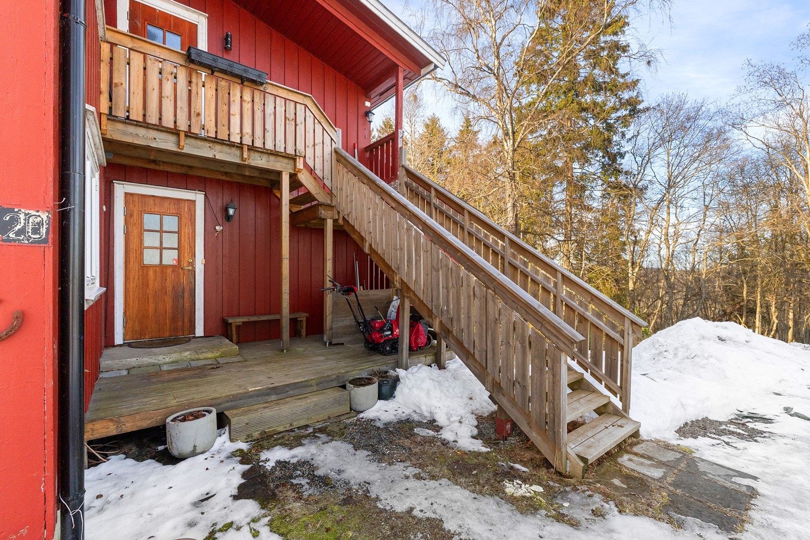 Det er adkomst til leiligheten i 2. etasje via utvendig trapp. Galleribilde