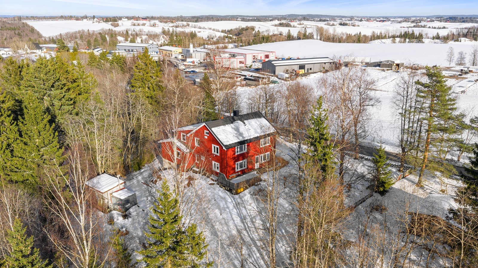 Vinterbilde. Eiendommen har en landlig beliggenhet i Gjerdrum, ikke langt fra Ask. Galleribilde