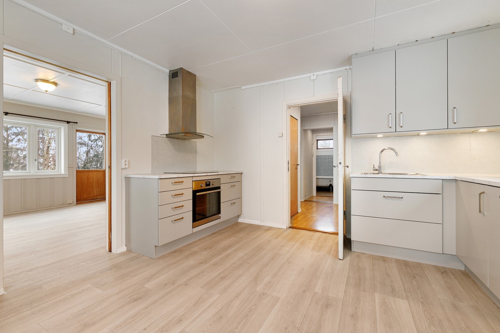 Det er integrert stekeovn, platetopp og oppvaskmaskin i kjøkkeninnredningen. Ventilator i hette over platetoppen. Galleribilde