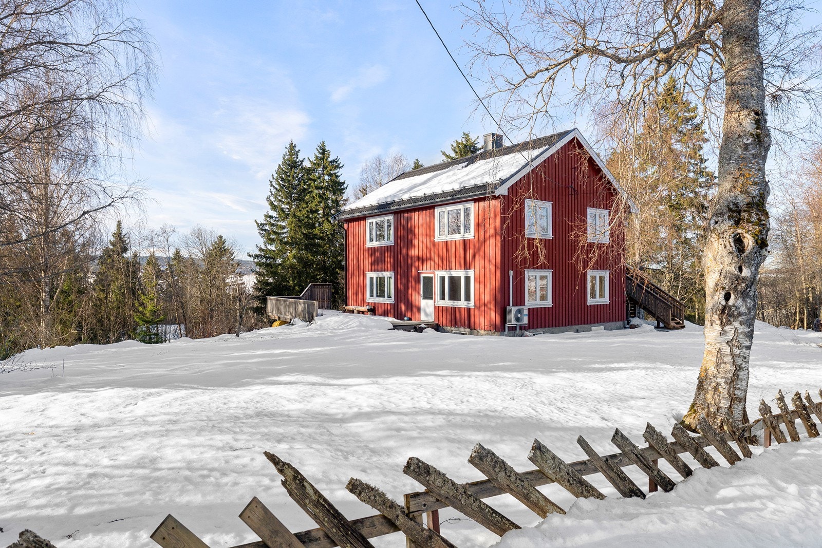 Tomten er på hele 1.558 kvm og består blant annet av en fint opparbeidet hage med plen, og det er skigaard mot veien. Galleribilde