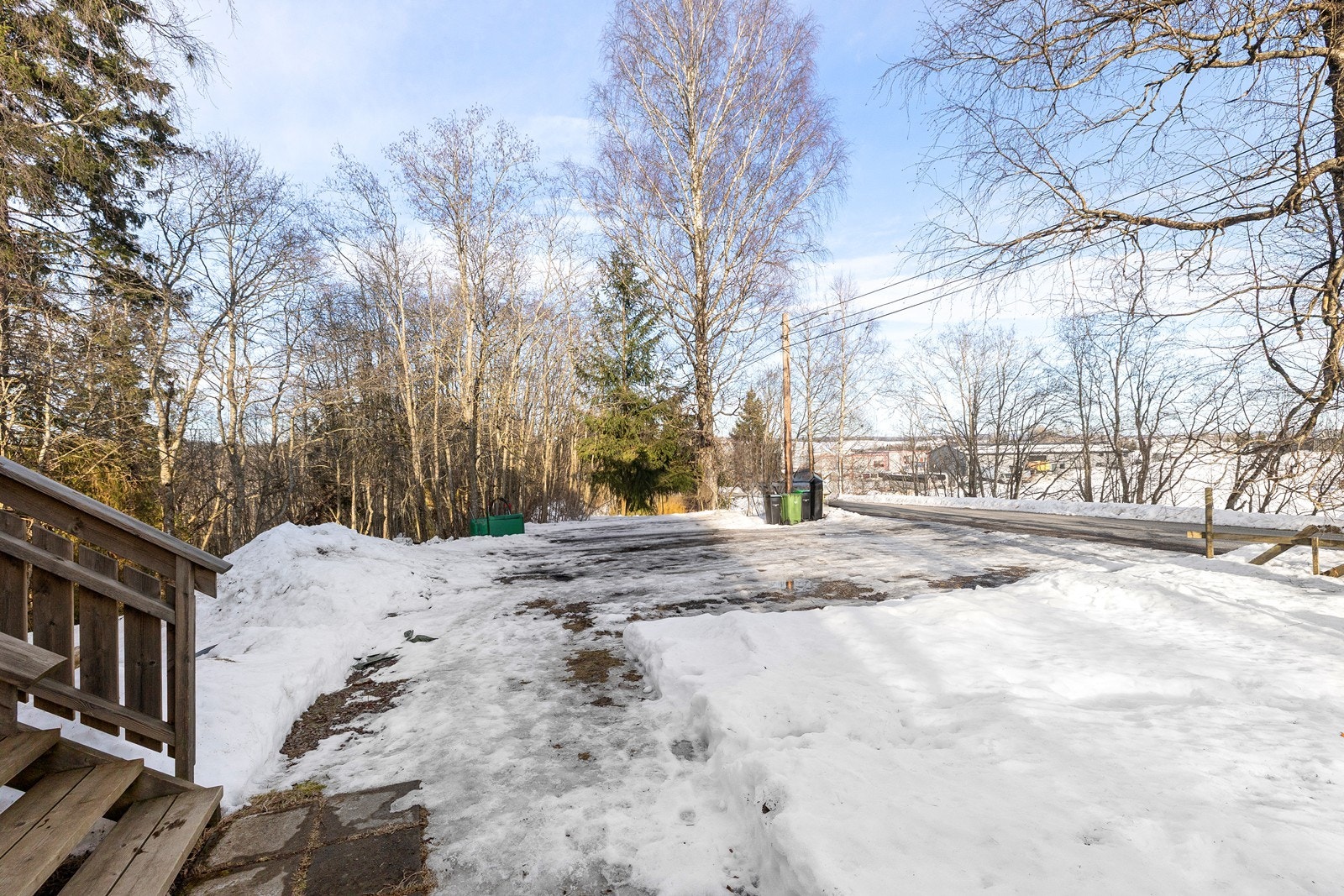 Boligen har god plass til flere biler på egen gårdplass. Galleribilde