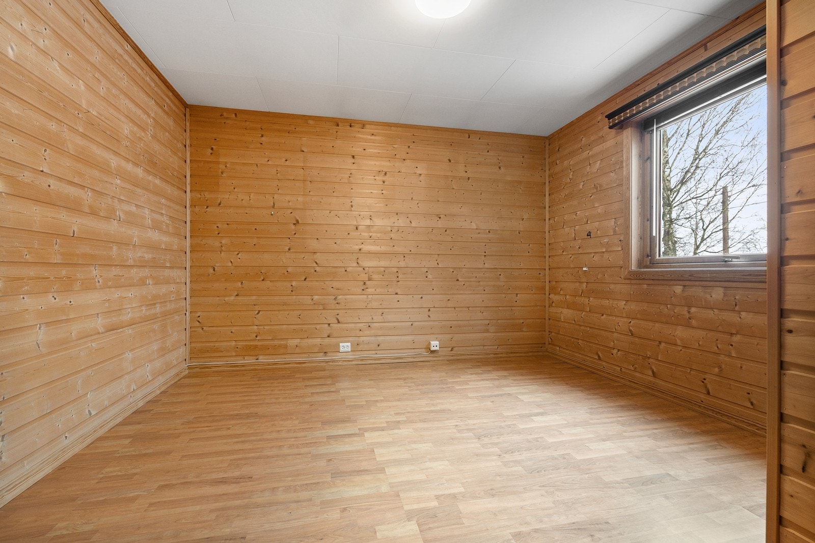 Romslig soverom i 1. etasje. Galleribilde