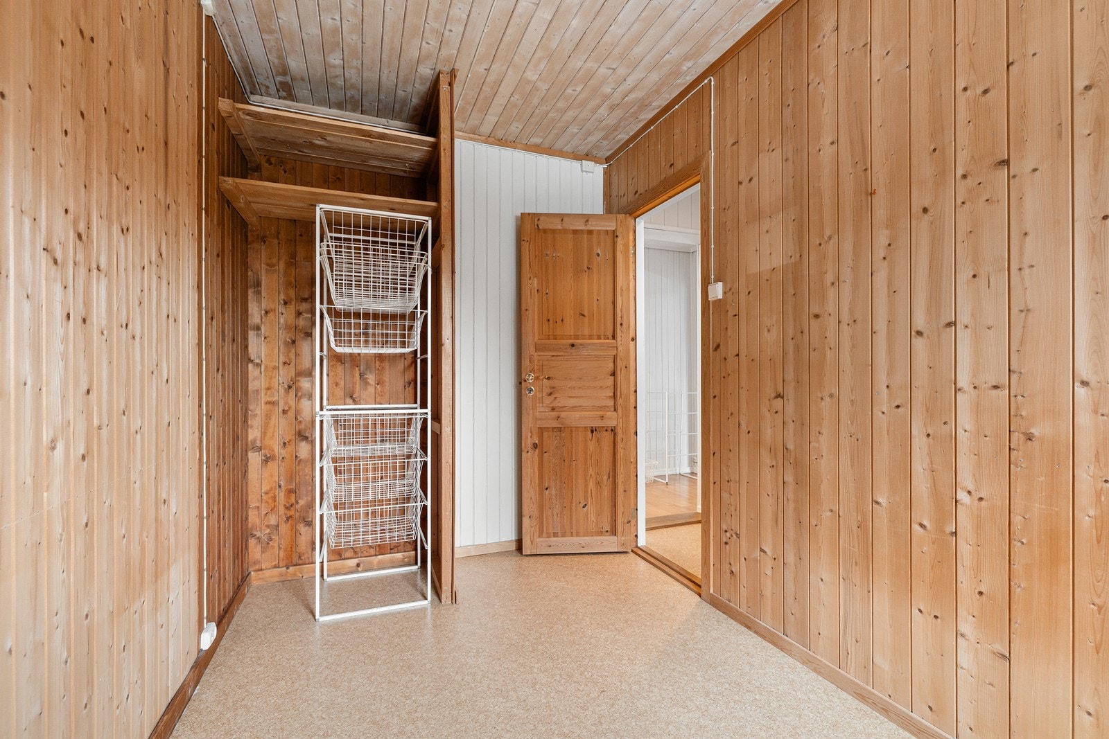 Soverom med plassbygde hyller. Galleribilde