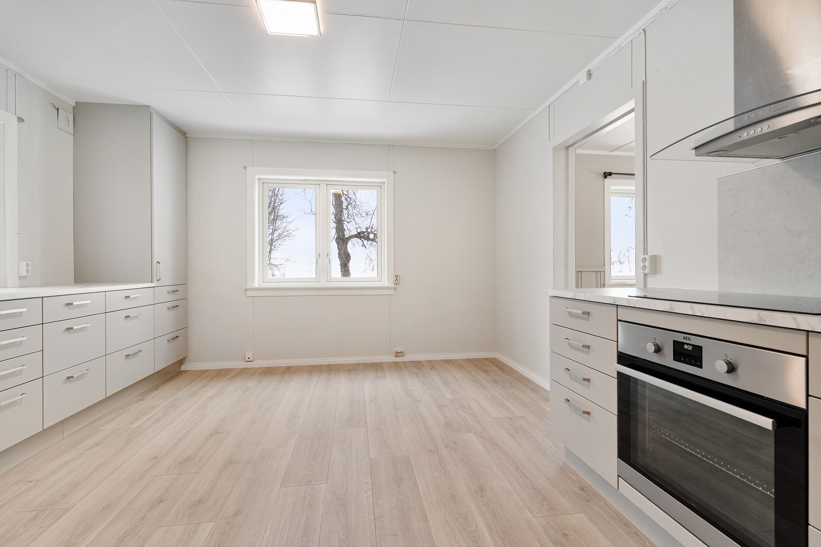 Kjøkkenet har også plass til spisebord. Galleribilde