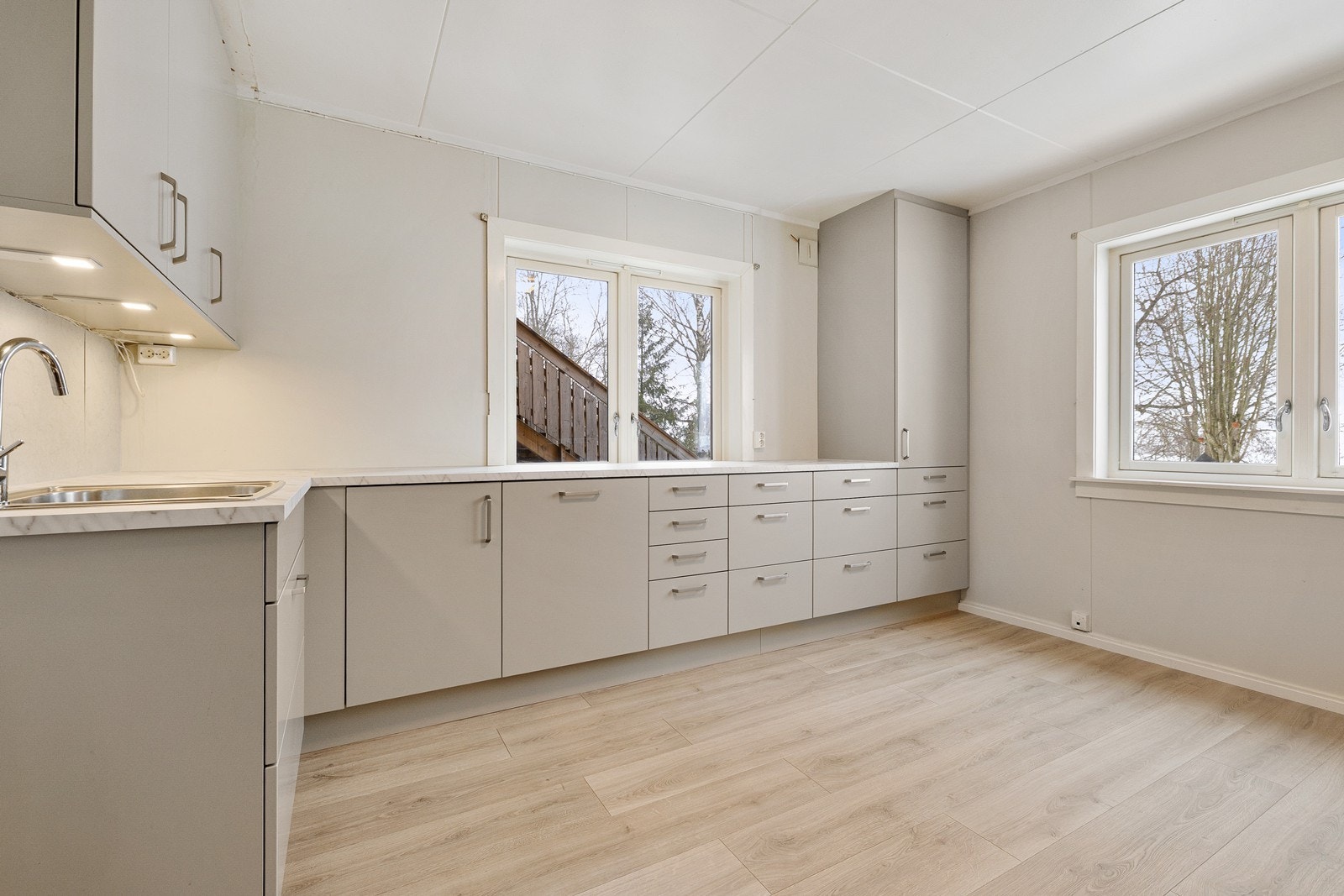 Flott kjøkken med mye skap- og benkeplass, samt innredning langs to vegger. Galleribilde