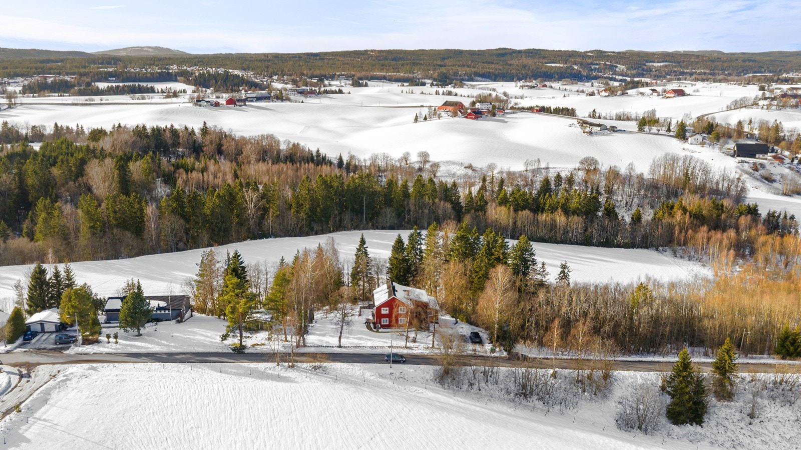 Nærområdet består av frittliggende boligbebyggelse, industrifelt og Gjerdrum Hestesenter. Galleribilde