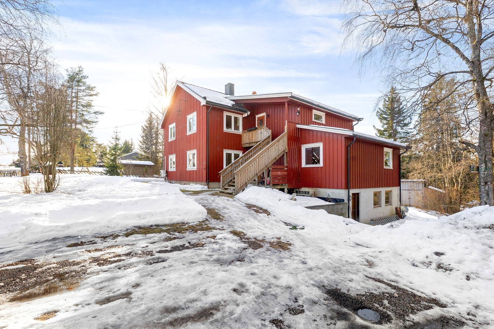 Eneboligen går over tre etasjeplan med egen adkomstdør til hver etasje. Galleribilde