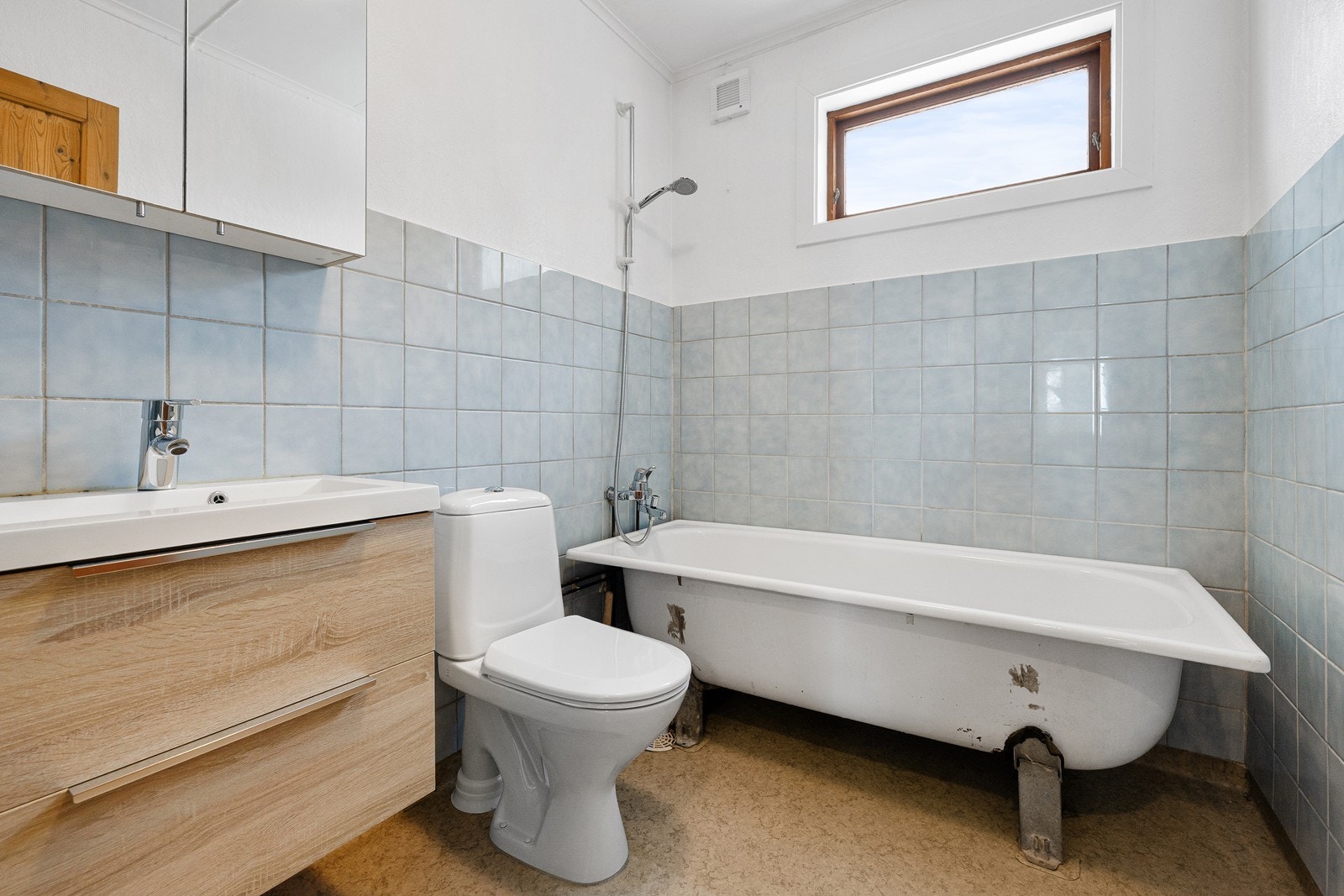 Baderom i 1. etasje med vinylbelegg på gulv og delvis flislagt på vegger. Galleribilde