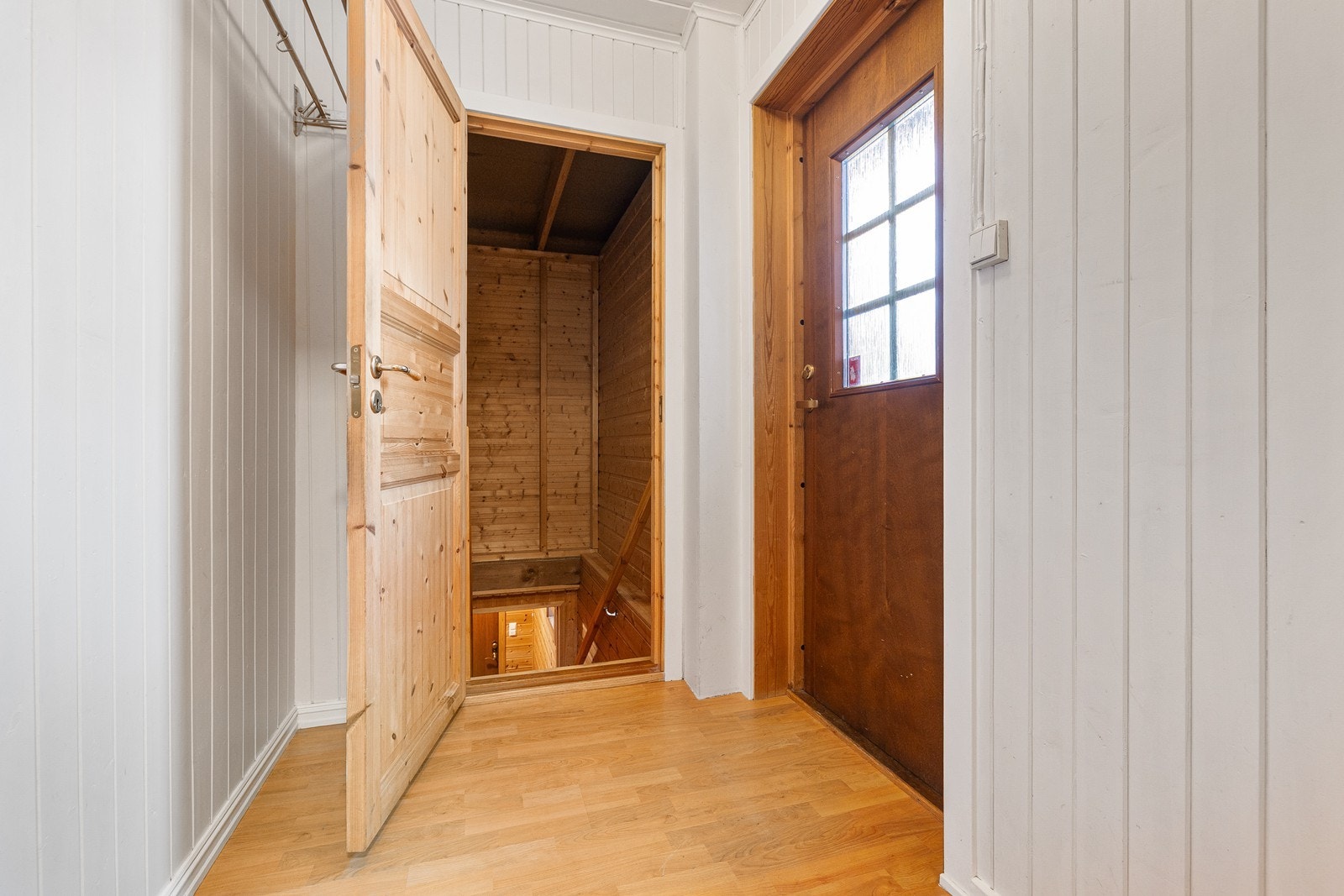 Innvendig trappeadkomst til kjelleren fra 1. etasje. Galleribilde