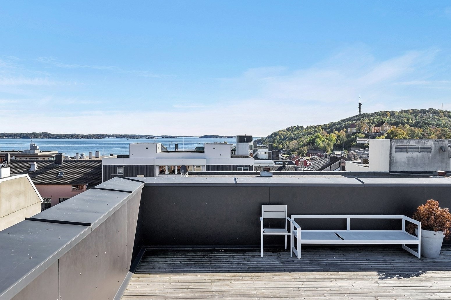 Sameiet har flere felles takterrasser hvor man kan nyte god utsikt og solfylte sommerdager Galleribilde