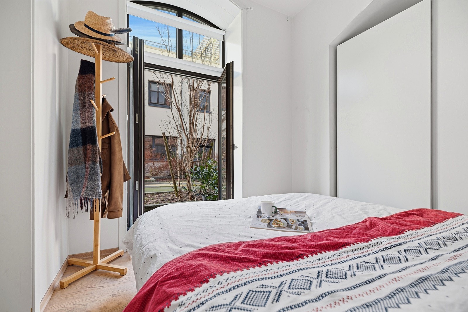 Romslig soverom med direkte adkomst ut til bakgård og eget uteområde Galleribilde