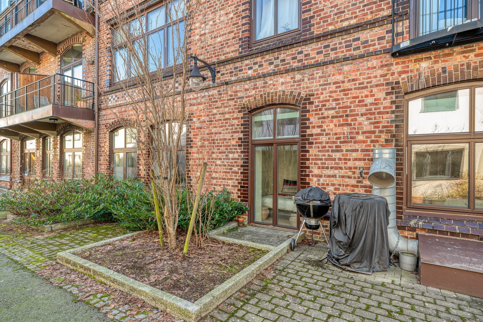 Innbydende uteområde vendt inn mot rolig bakgård Galleribilde