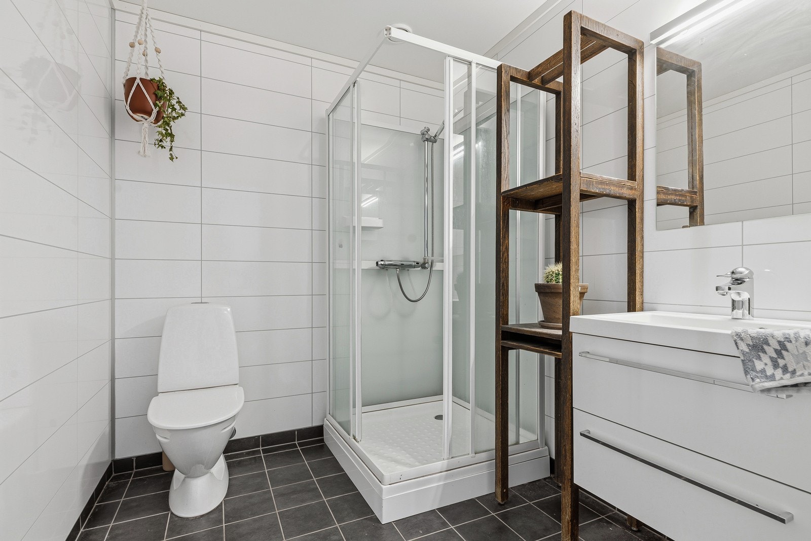 Pent bad med flislagte overflater og varmekabler i gulv Galleribilde