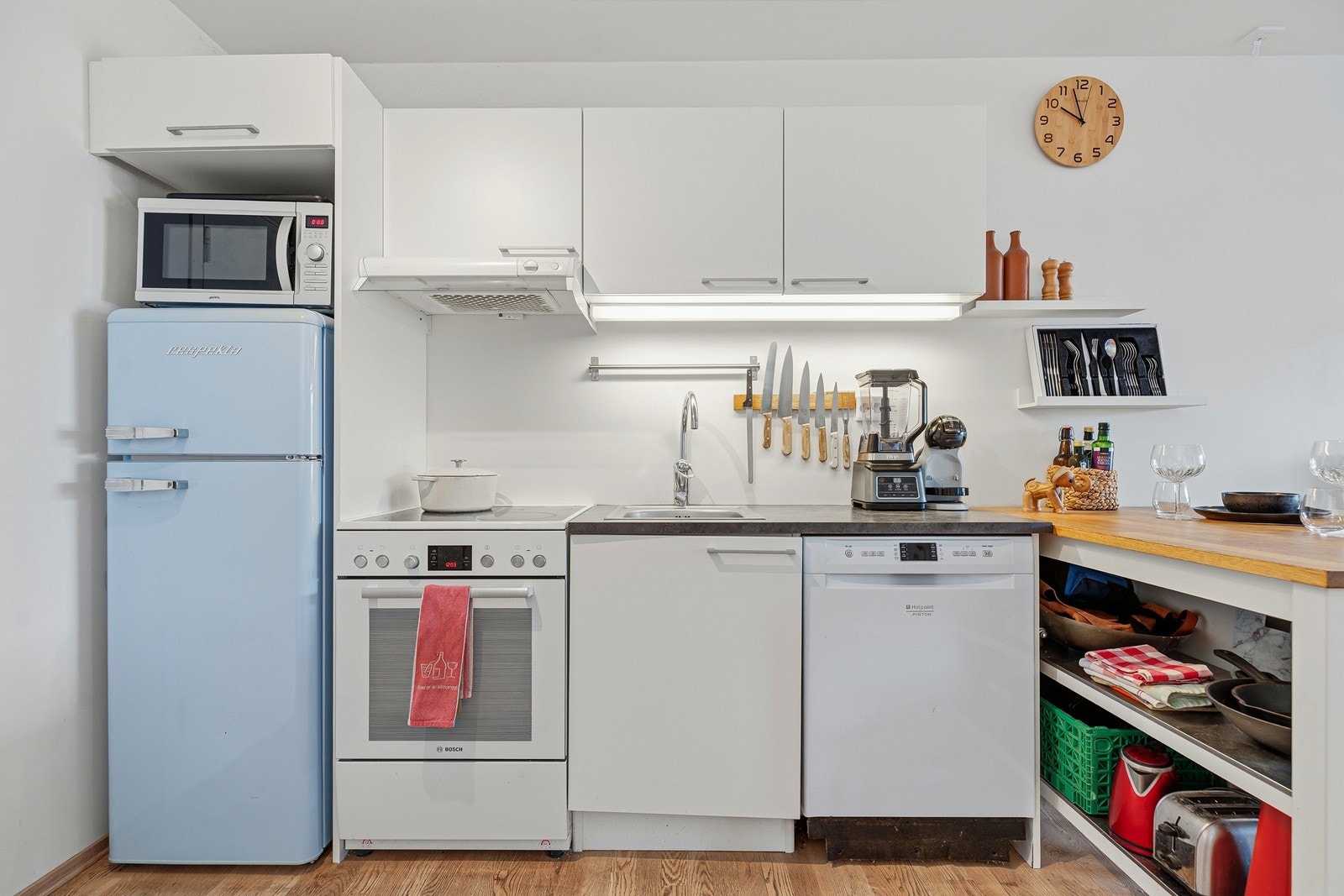 Kjøkkenet har innredning med flatte fronter og benkeplate av laminat og heltre Galleribilde