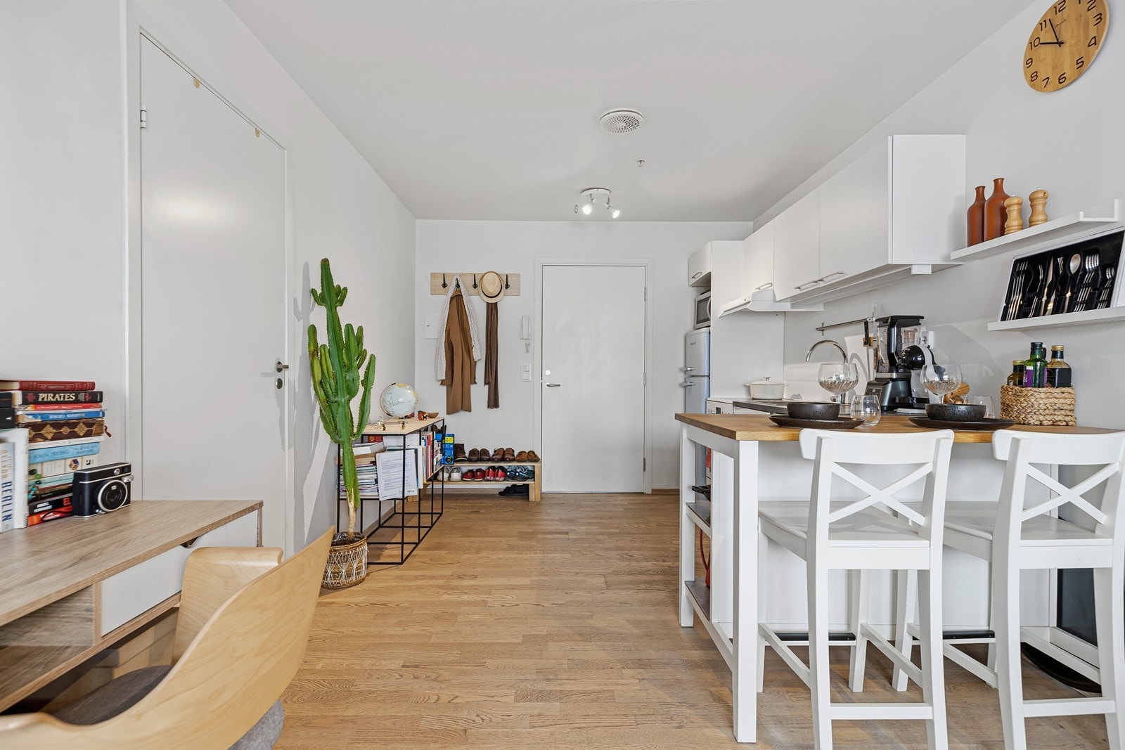 De store vindusflatene slipper inn rikelig med naturlig lys og bidrar til økt romfølelse Galleribilde