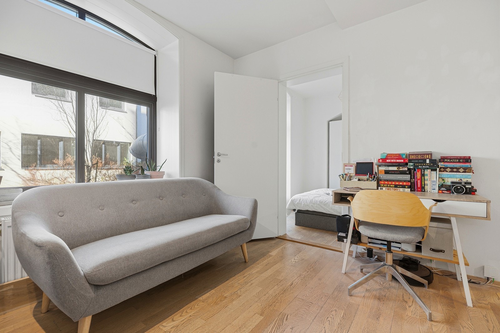 Fra stuen er det adkomst til soverommet Galleribilde