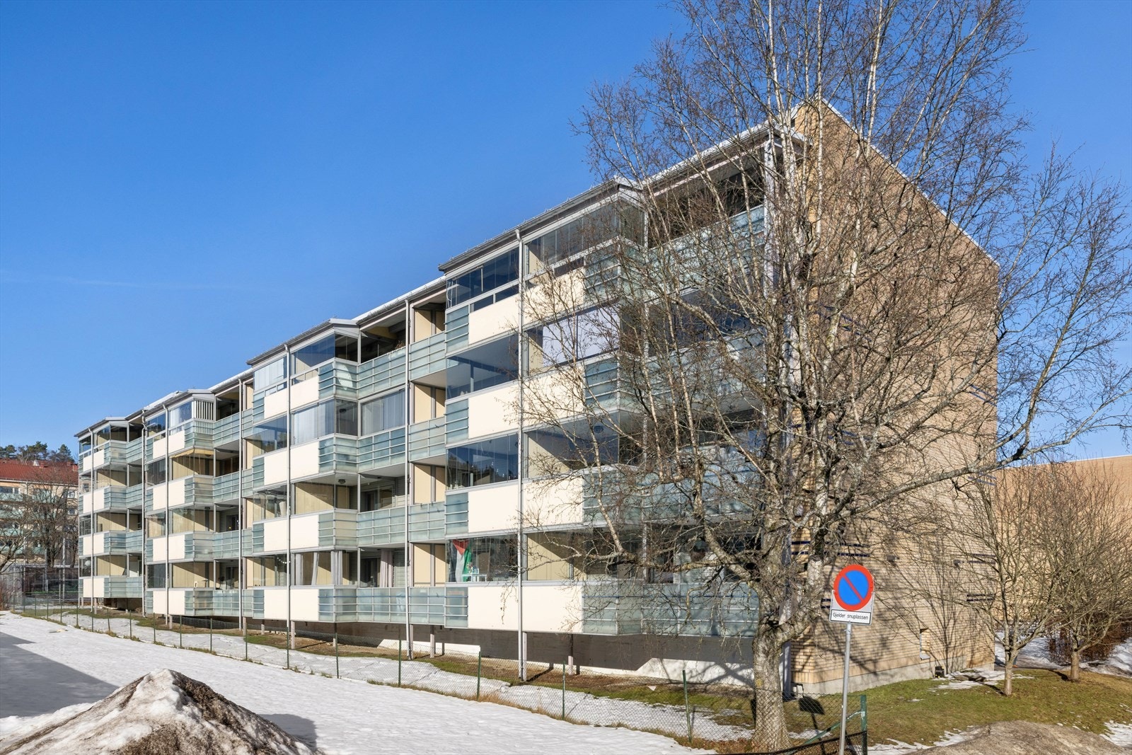 Leiligheten ligger i Øvre Veitvet Borettslag, et veldrevet lag uten forkjøpsrett. Her er det fint å bo! Velkommen til hyggelig visning! Galleribilde