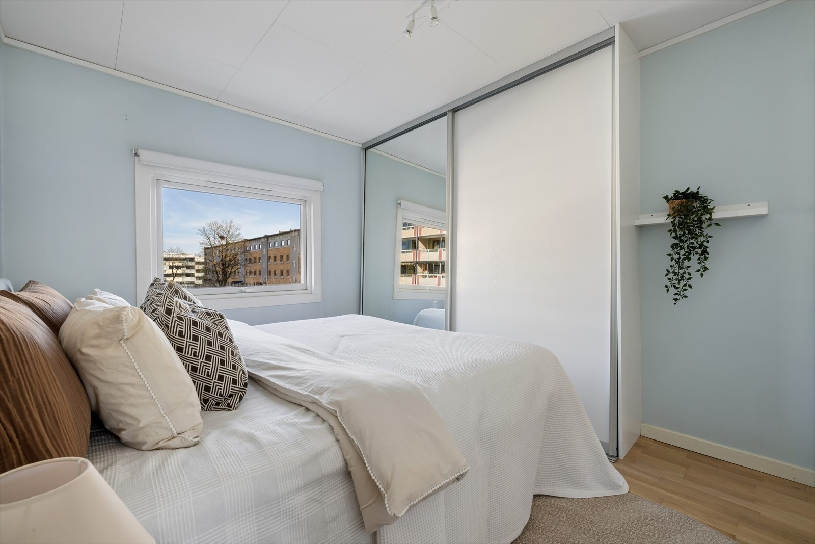 En stor skyvedørsgarderobe gir rikelig med oppbevaringsplass. Galleribilde