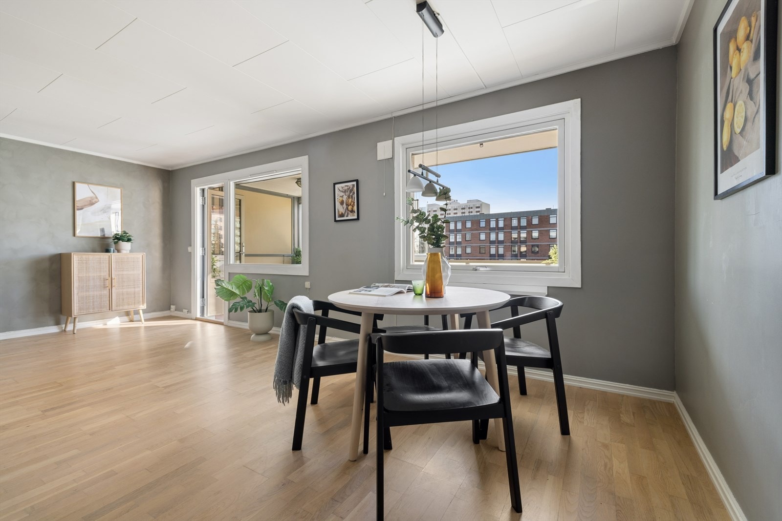 Den delvis åpne løsningen mot kjøkkenet gir en god romfølelse og sosial sone. Galleribilde