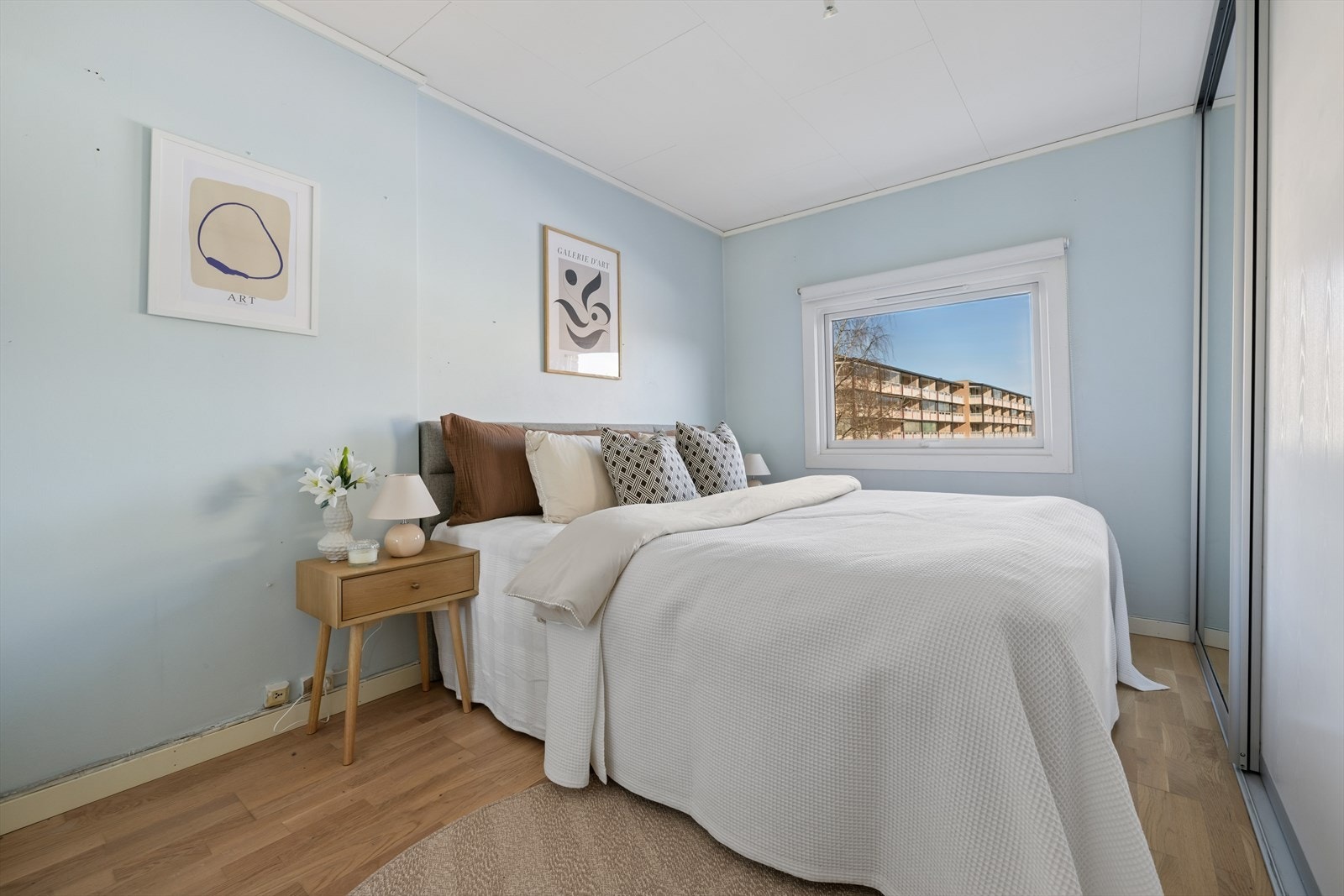 Et komfortabelt rom som gir gode muligheter for hvile og ro. Galleribilde