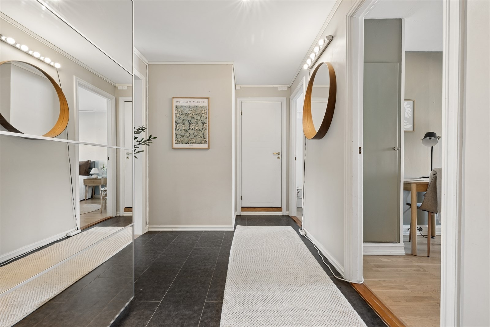 Du møtes av en innbydende entré med plass til oppbevaring i en romslig skyvedørsgarderobe. Galleribilde