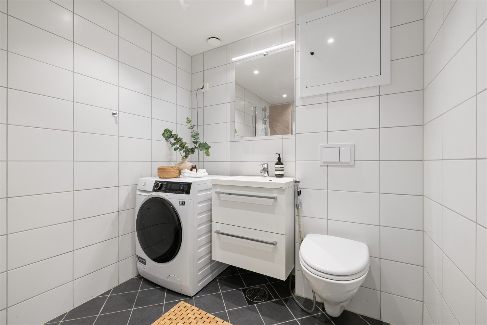 Badet ble modernisert i 2018 med flislagte overflater, vegghengt toalett og opplegg for vaskemaskin. Galleribilde