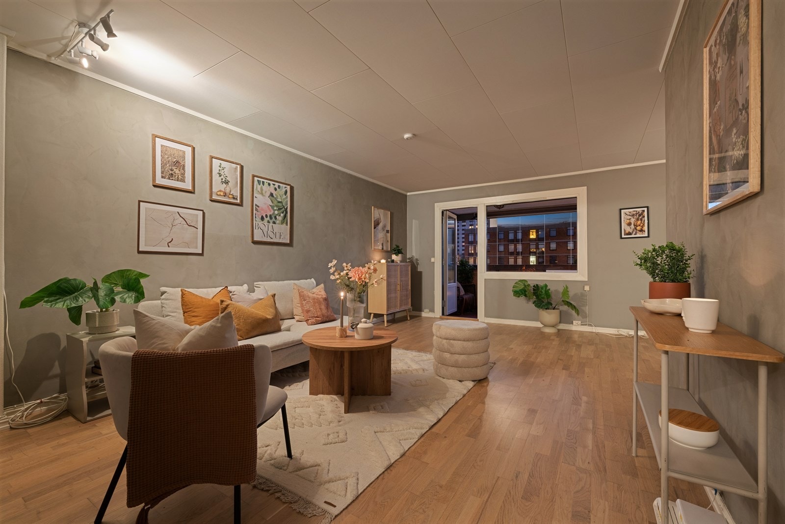 Stemningsfull stue i kveldslys med behagelig lyssetting. Galleribilde