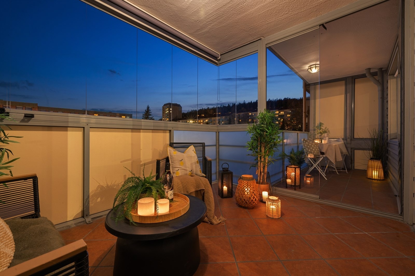 Den romslige, inn-glassede balkongen på ca. 8 m² fungerer som et ekstra oppholdsrom store deler av året. Galleribilde