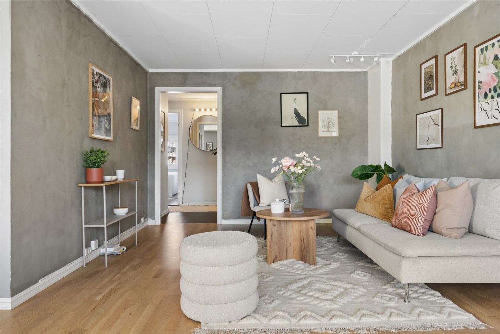 Stue malt i en dus og tidsriktig fargetone. Galleribilde