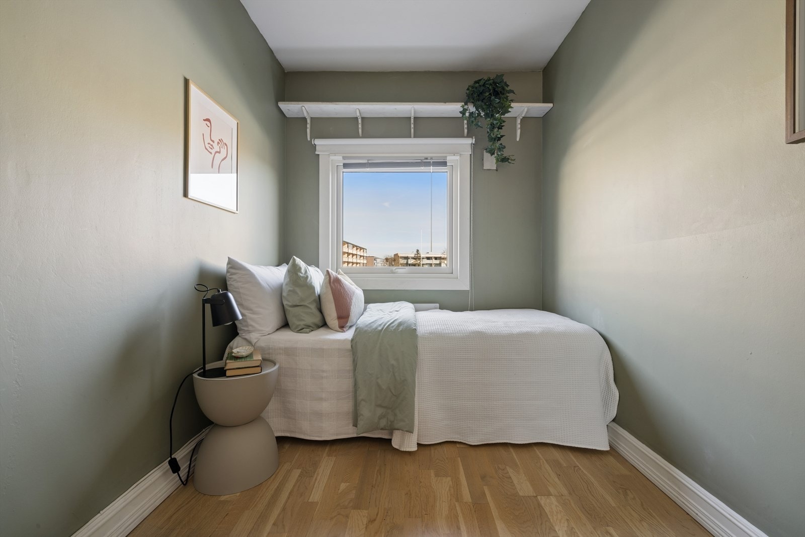 Lyst og trivelig soverom klar for innredning etter eget ønske og behov. Galleribilde