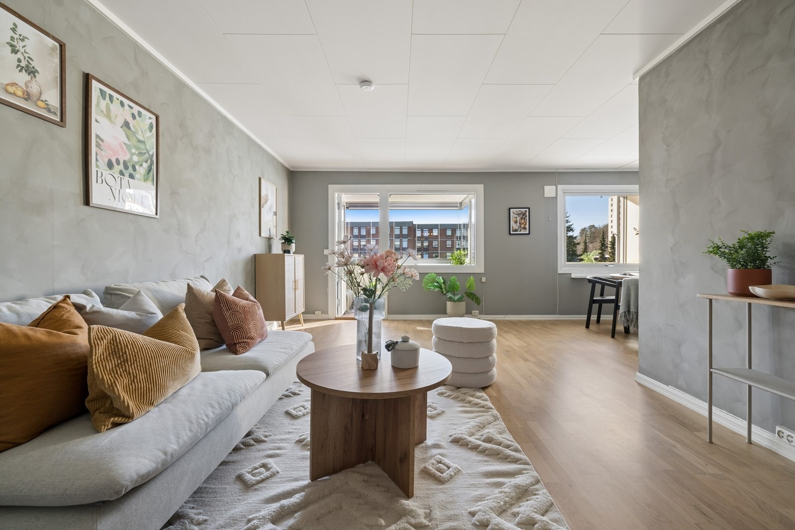 Gjennomgående parkett- og laminatgulv binder rommene sammen på en helhetlig måte. Galleribilde