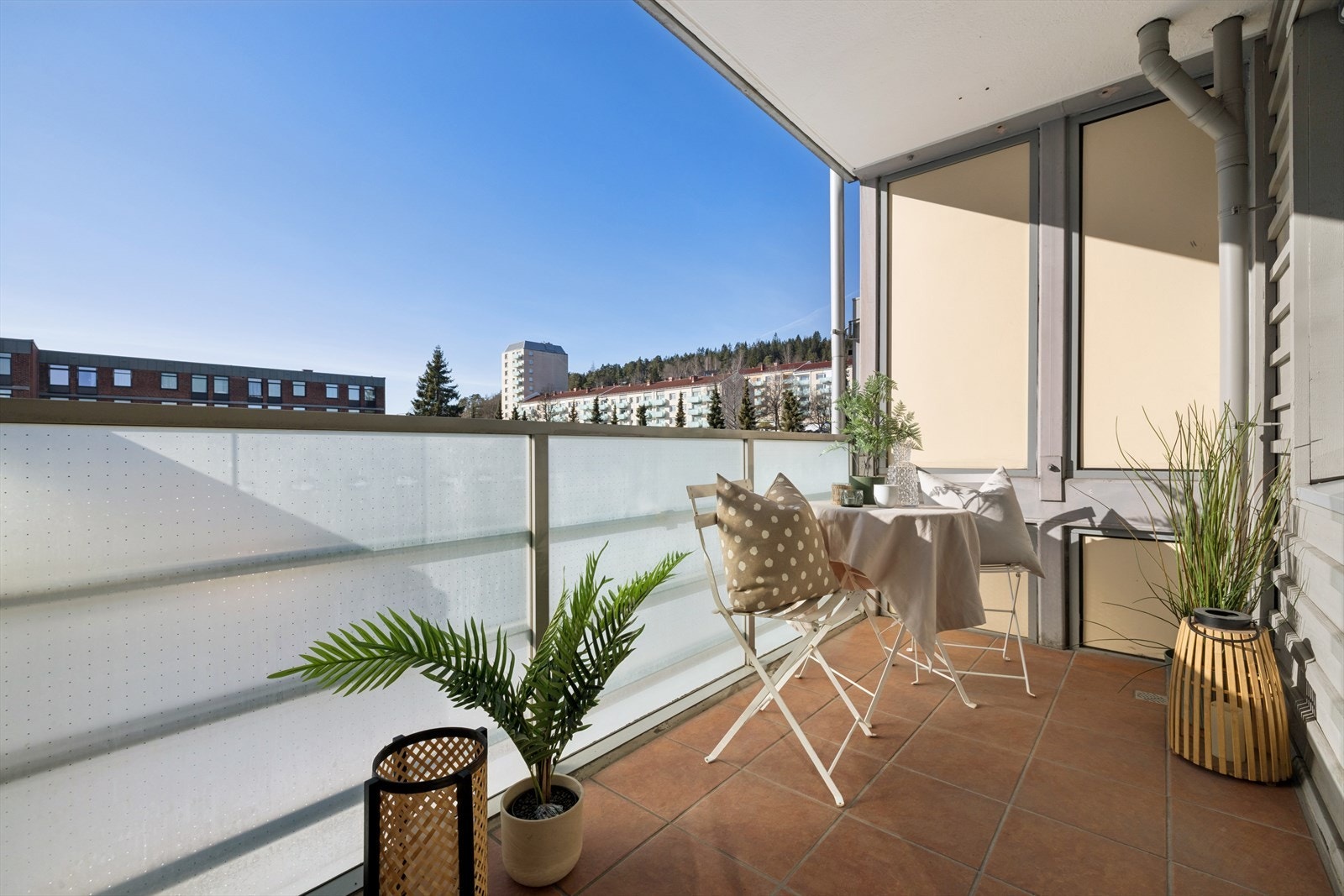 Beliggenheten er sentral og praktisk, med kort vei til både sentrum og grønne rekreasjonsområder. Galleribilde