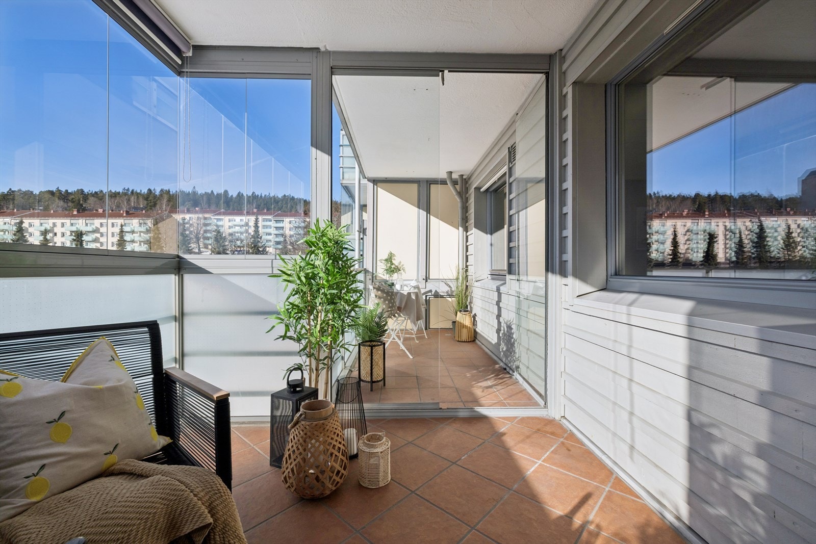 De skyvbare glassfeltene kan åpnes helt opp på varme dager. Galleribilde