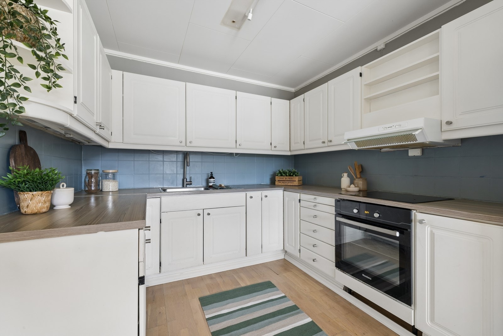 Kjøkkenet er praktisk utformet og har funksjonelle løsninger for matlaging. Galleribilde