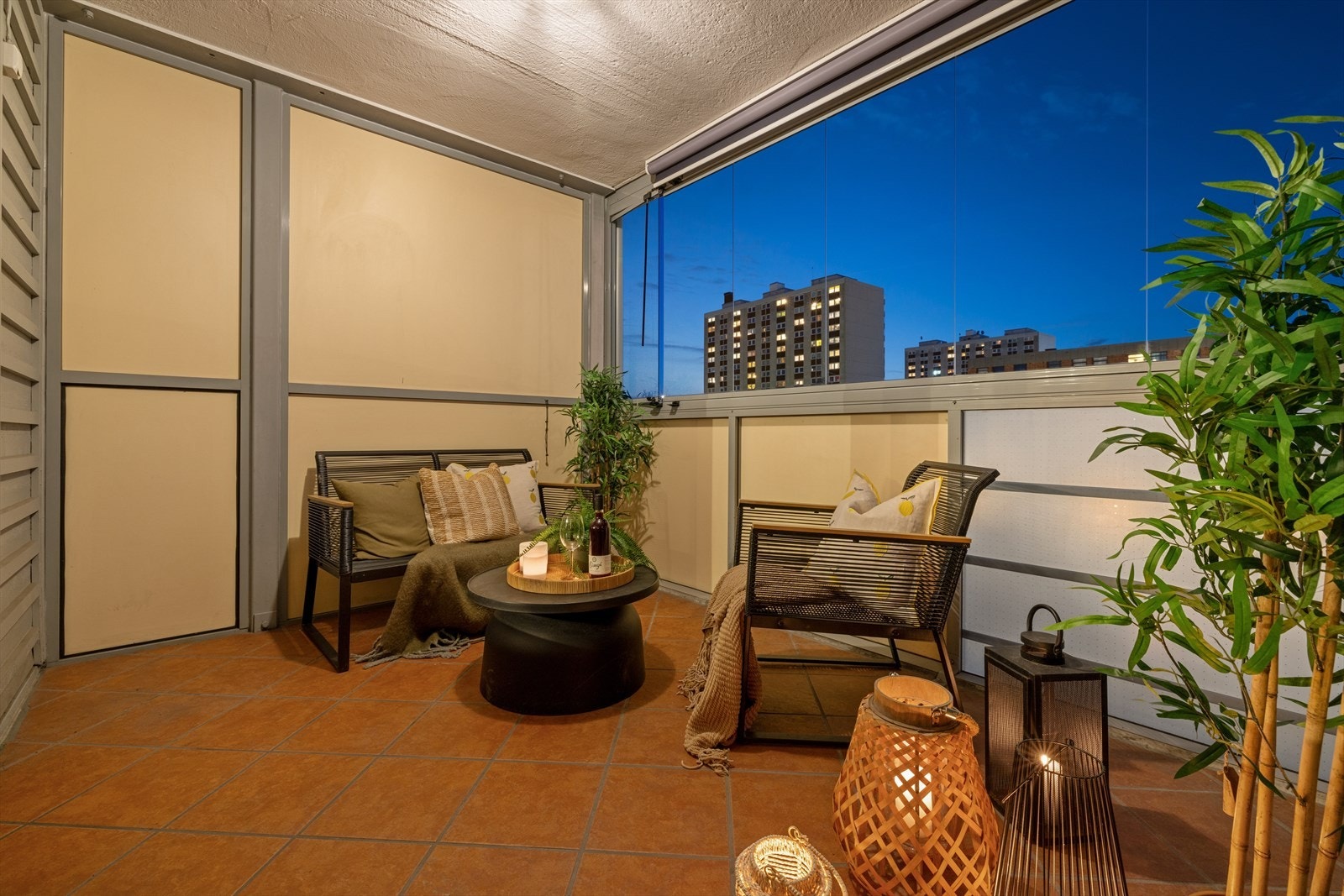 Her er det god plass til en hyggelig sittegruppe for flere. Uteplass til stor glede på gode og varme sommerdager. Galleribilde