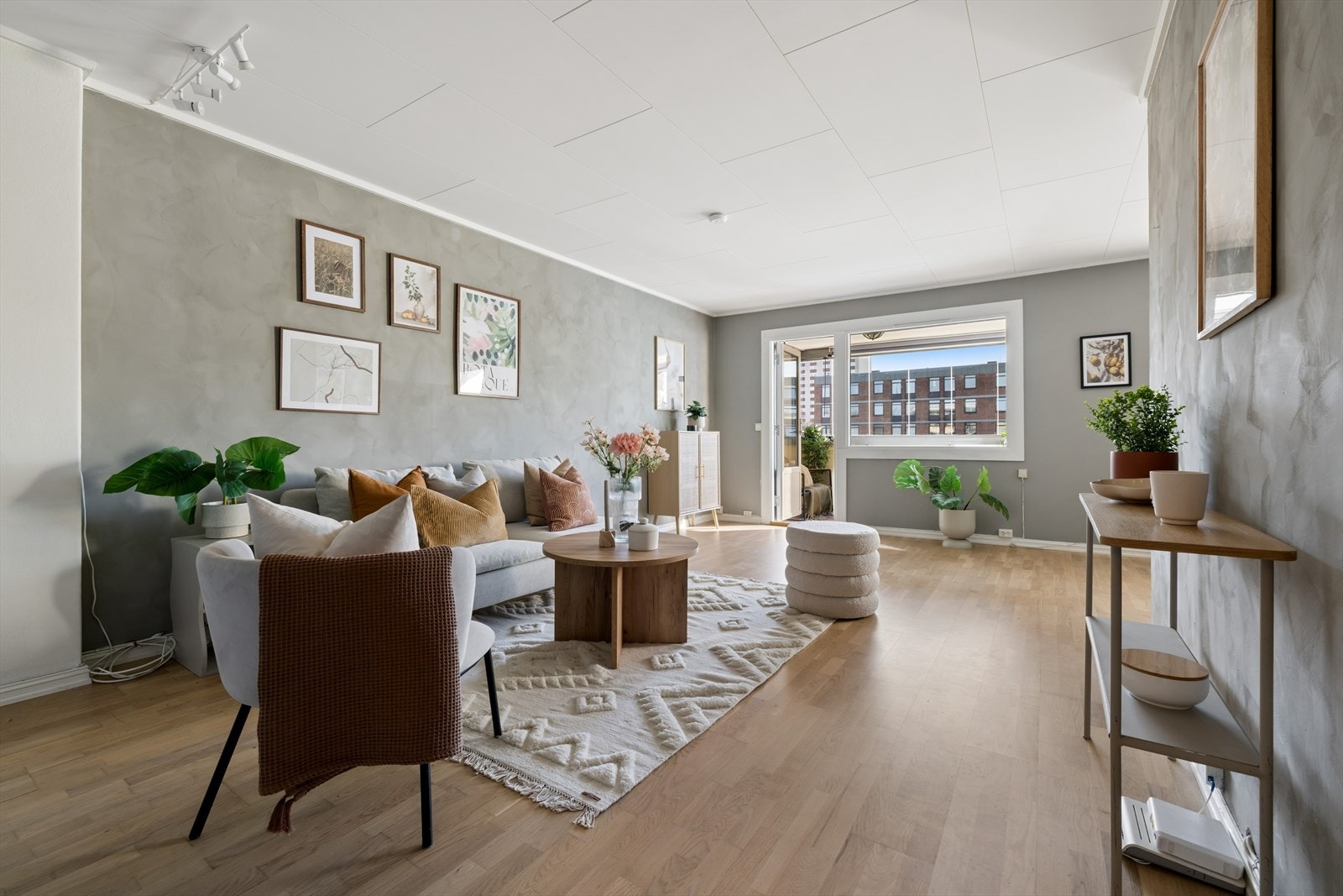 Fra stuen er det direkte utgang til den inn-glassede balkongen, som utvider oppholdsarealet. Galleribilde