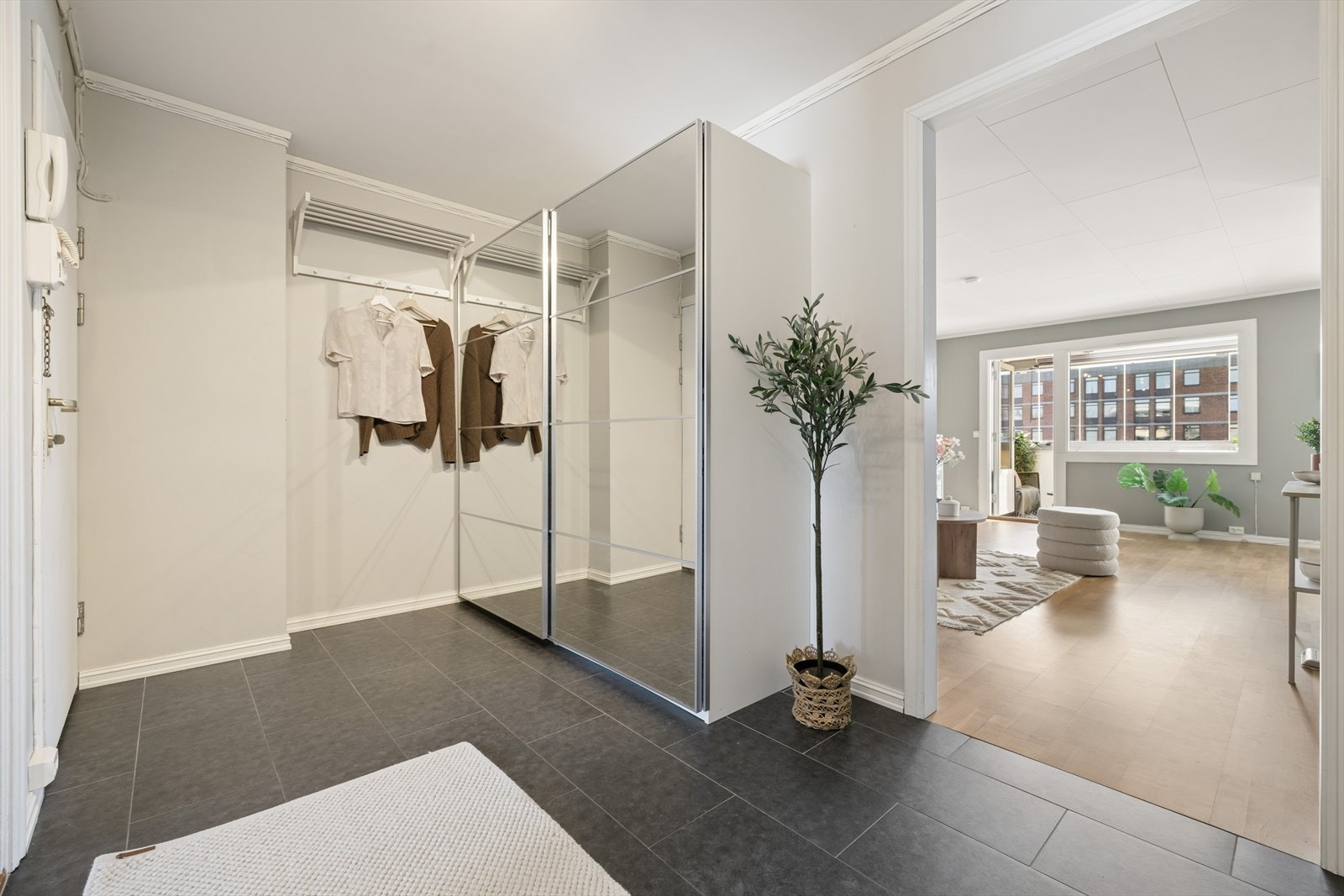 Fra gangen er det enkel adkomst til alle rom i leiligheten. Callinganlegg. Velkommen inn! Galleribilde