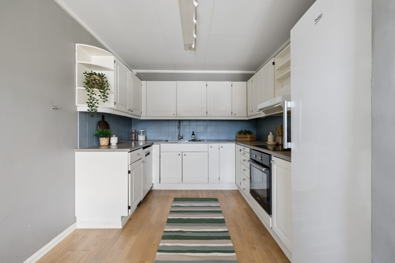 Praktisk utformet kjøkken med profilerte fronter og god skapplass. Galleribilde