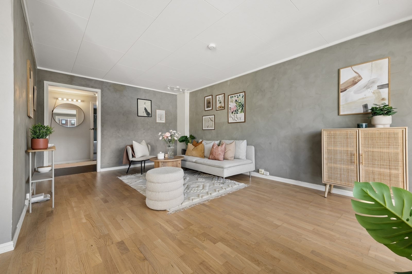 Leiligheten har en gjennomgående god standard, lys og åpen planløsning mellom rommene. Galleribilde