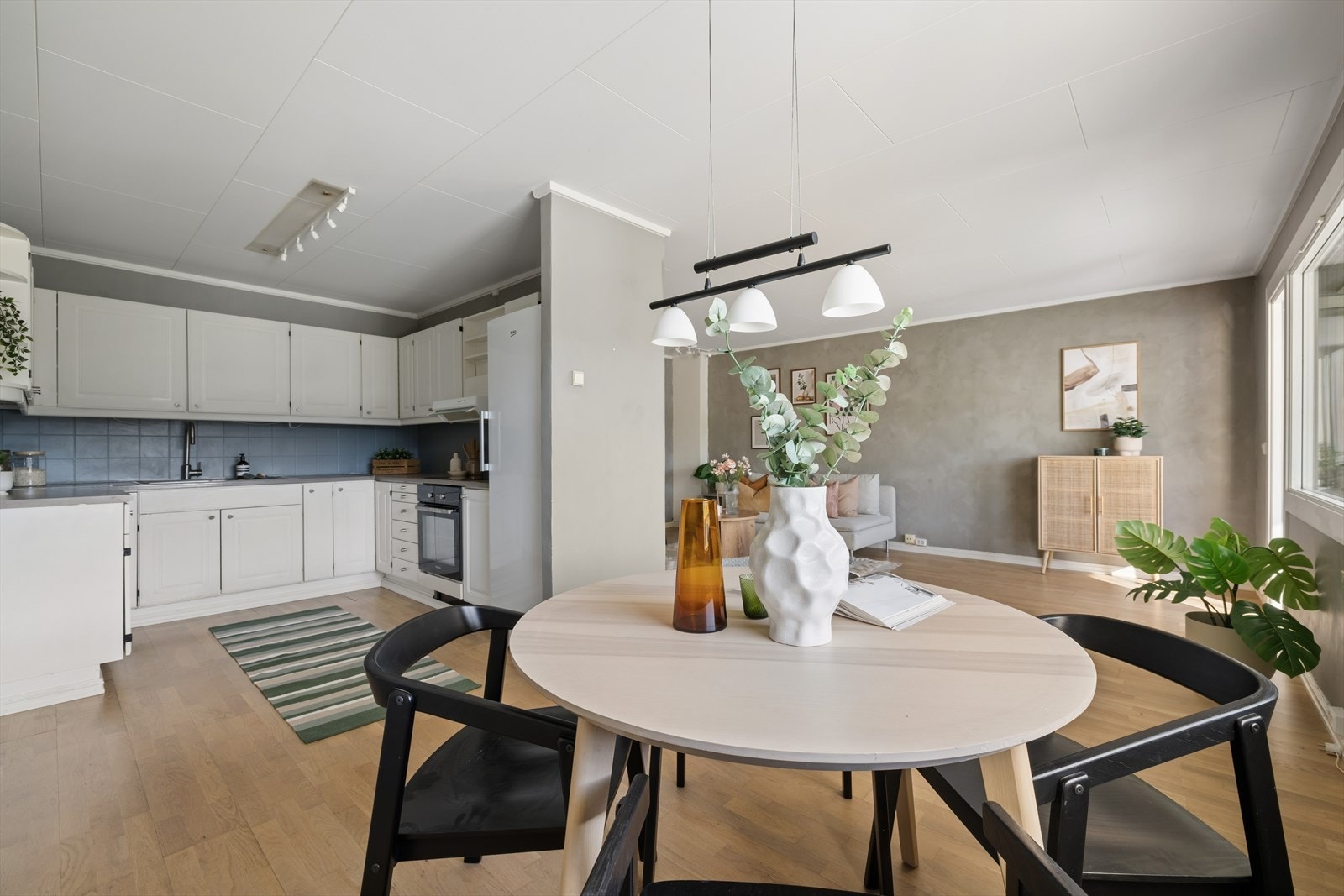 Spiseplassen er en naturlig overgang mellom kjøkken og stue. Galleribilde