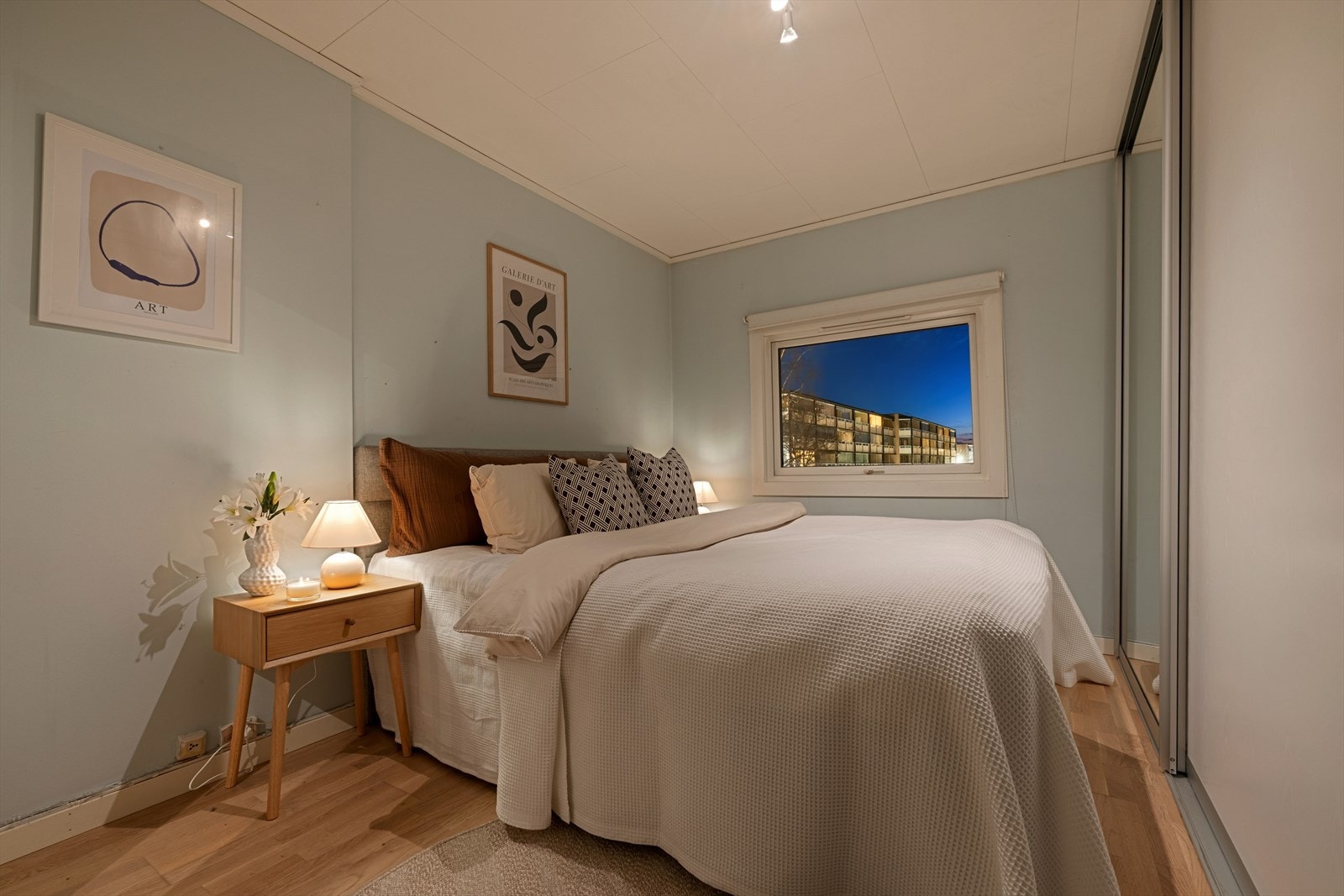 Hovedsoverommet er av god størrelse med plass til dobbeltseng og nattbord. Galleribilde