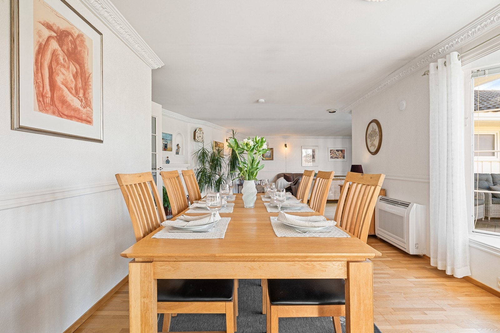 Den andre delen av stuen har god plass til både spisebordsavdeling og sittegruppe, her er det rom for hele familien! Galleribilde